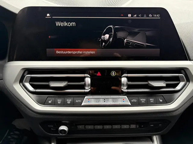 BMW 3 Serie Touring 320i High Executive M 2022 Benzine 18