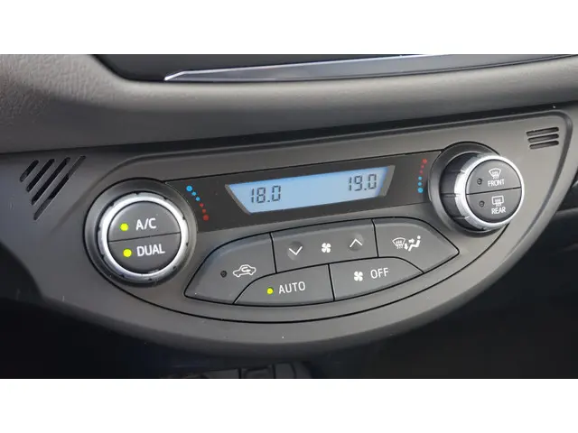 Toyota Yaris 1.5 Hybrid Aspiration 2017 Hybride Benzine 19