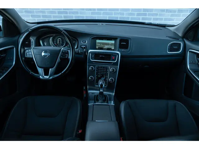 Volvo V60 T3 150 pk Momentum Automaat 2015 Benzine 4