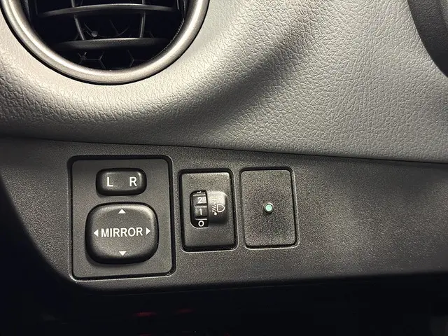 Toyota Yaris 1.0 VVT-i Style 2015 Benzine 24