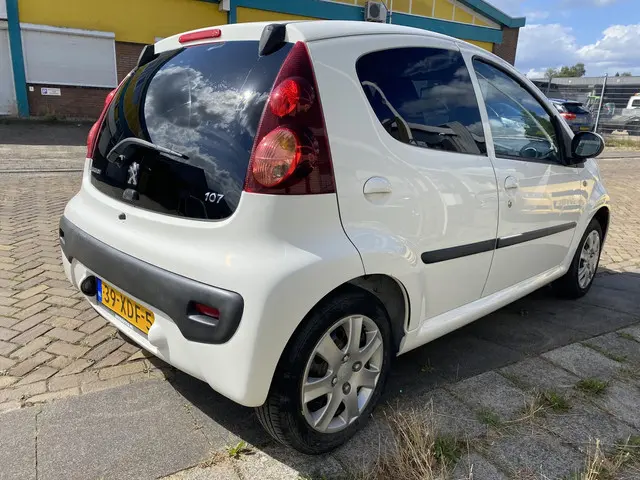 Peugeot 107 1.0 Active 2012 Benzine 7
