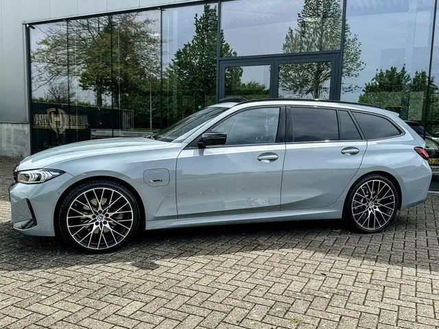 BMW 3 Serie Touring 330e 2022 Hybride Benzine 3