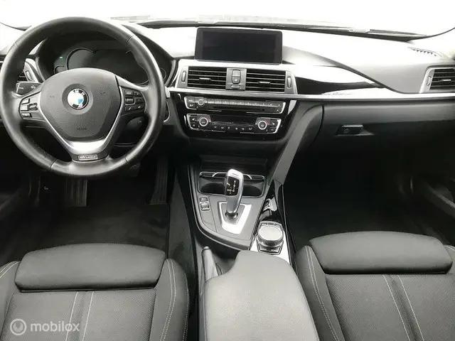 BMW 3 Serie 330i 2018 Benzine 11