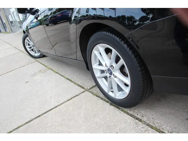 Ford Focus Wagon 1.0 Trend Edition 2015 Benzine 31