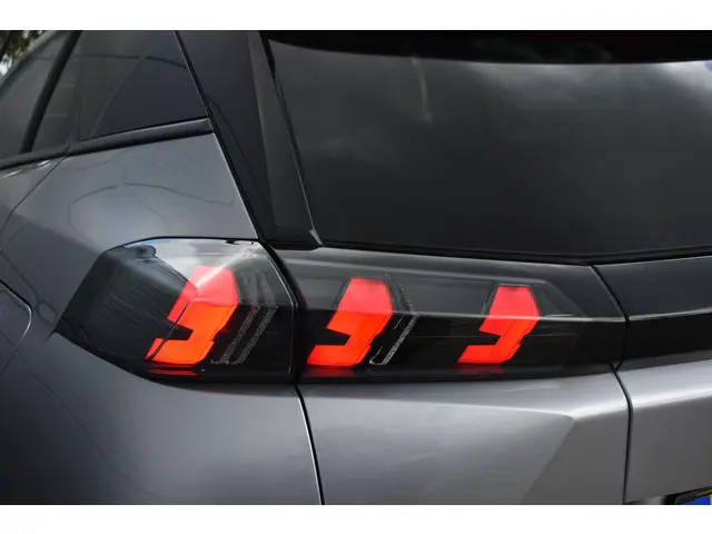 Peugeot 2008 1.2 PureTech Allure Pack 2023 Benzine 19