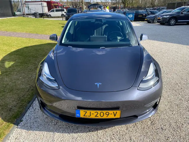 Tesla Model 3 2