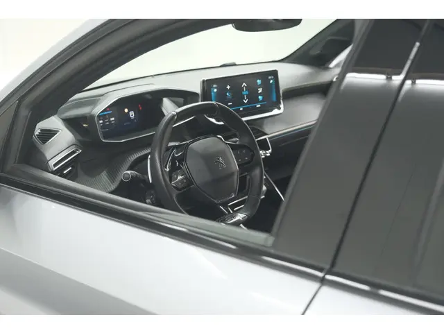Peugeot 208 PureTech 131 EAT8 GT 2023 Benzine 2