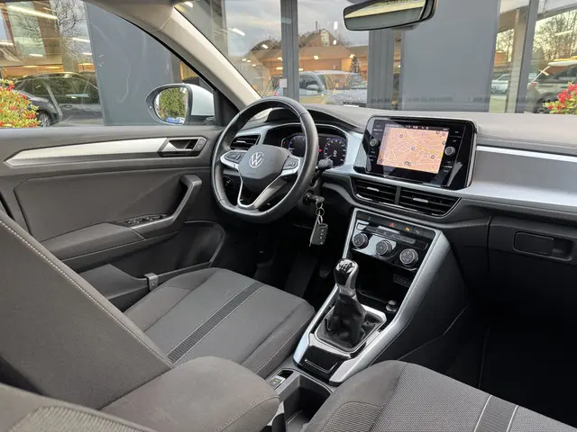 Volkswagen T-Roc 1.0 TSI 110pk 75 Edition 2022 Benzine 2