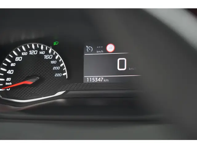 Peugeot 2008 PureTech 130 EAT8 Allure 2021 Benzine 37