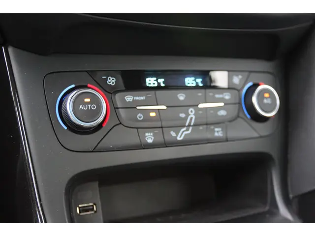 Ford Focus 1.0 TITANIUM ED. 2015 Benzine 19