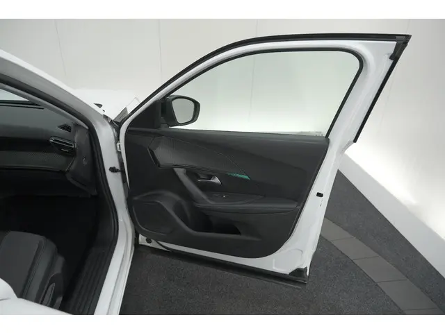 Peugeot 2008 PureTech 130 EAT8 Allure 2022 Benzine 64