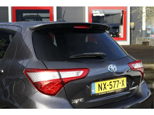 Toyota Yaris 1.5 Hybrid Premium 2017 Hybride Benzine 8