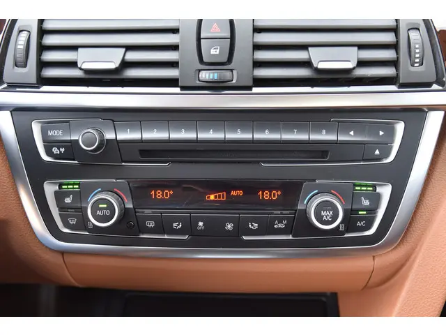 BMW 3 Serie 335i High Executive 2014 Benzine 17