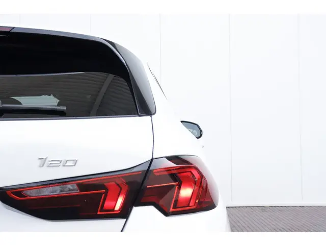 BMW 1 Serie 120 M Sport Design Edition 2025 Benzine 8