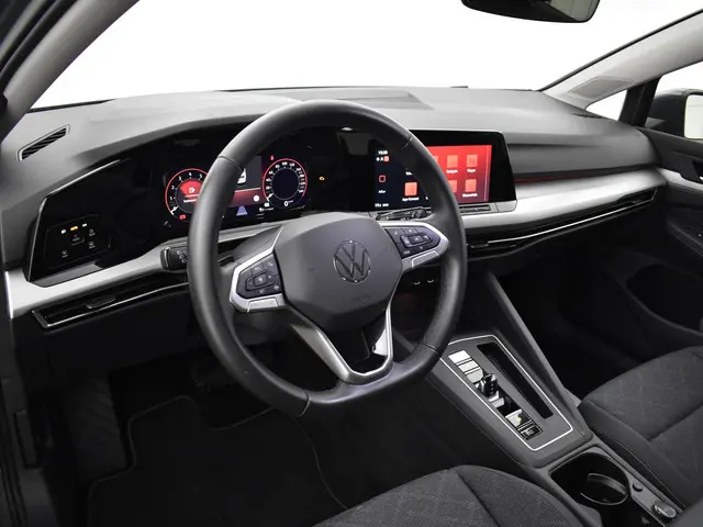 Volkswagen Golf 1.0 eTsi 110pk DSG Life 2023 Benzine 3