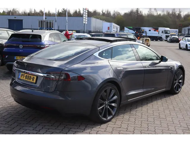 Tesla Model S 2