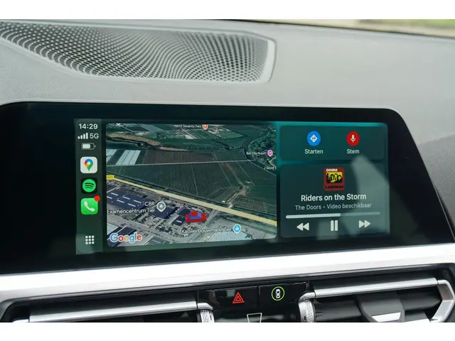 BMW 3 Serie 318i High Executive 2021 Benzine 13