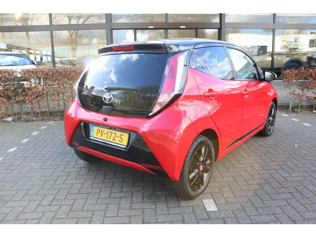 Toyota Aygo 1.0 VVT-i X-cite Bi-tone 2017 Benzine 8