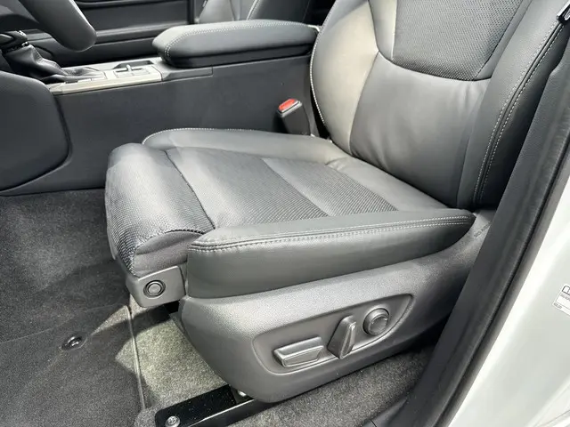 Toyota Land Cruiser 2.8 D-4D President 2025 Diesel 12