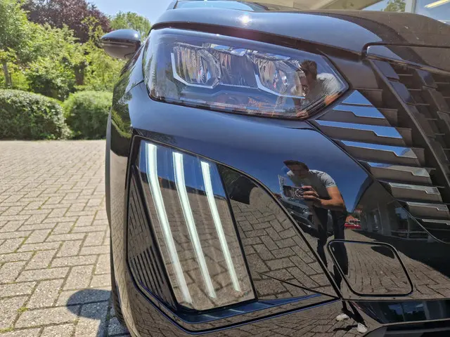 Peugeot 2008 1.2 Hybrid 136 Allure 2024 Hybride Benzine 9