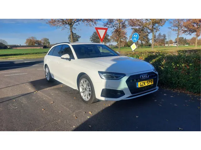 Audi A4 Avant 35 TFSI S edition 2022 Hybride Benzine 4