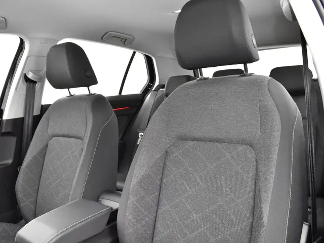 Volkswagen Golf 1.0 eTSI 110pk DSG Life 2024 Benzine 5