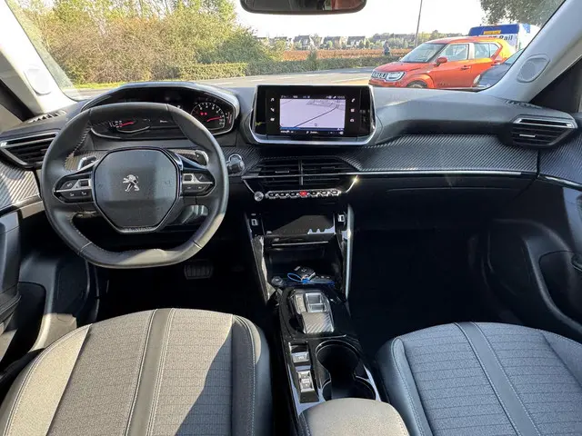 Peugeot 2008 1.2 PureTech Allure Pack 2022 Benzine 22