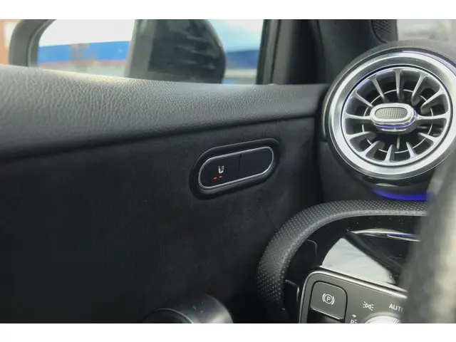 Mercedes-Benz A-Klasse A220 AMG 190pk 2019 Benzine 36