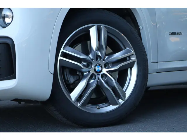 BMW X1 xDrive20i Executive 2017 Benzine 4