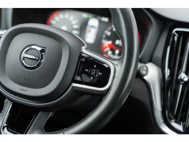 Volvo V60 2.0 B4 R-Design 2020 Benzine 27