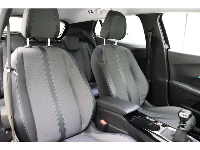 Peugeot 2008 1.2T 130pk Allure Pack 2022 Benzine 24