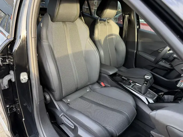 Peugeot 2008 1.2 Turbo 130 PK GT 2023 Benzine 32