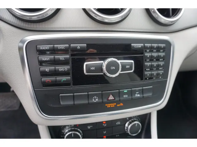 Mercedes-Benz GLA 200 Ambition 2014 Benzine 13