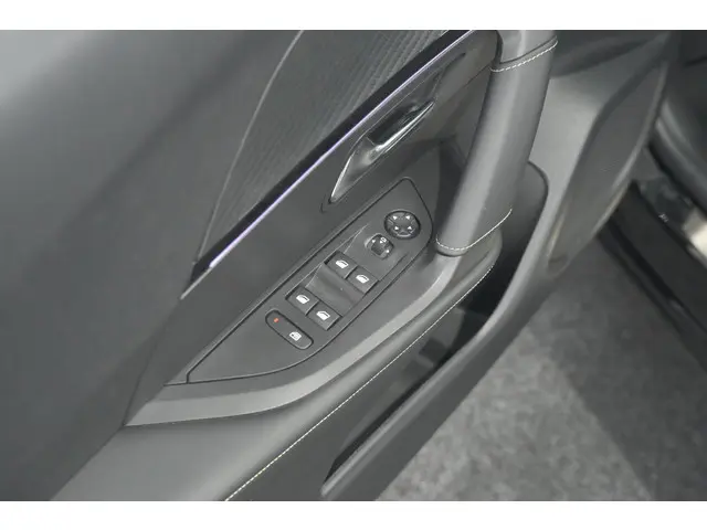Peugeot 2008 PureTech 130 EAT8 GT 2024 Benzine 30