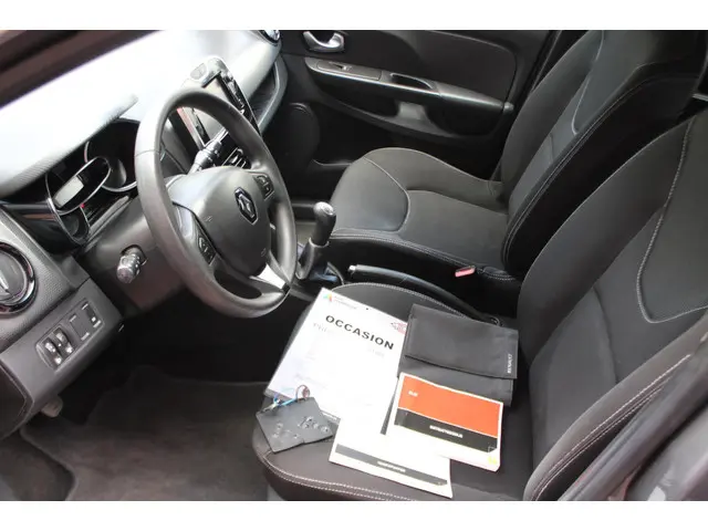 Renault Clio 0.9 TCe Expression 2015 Benzine 24