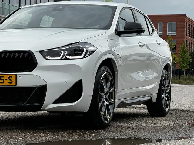 BMW X2 xDrive25e High Executive 2023 Hybride Benzine 8
