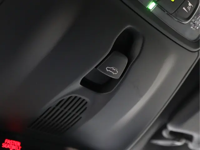 Volvo V40 2.0 T4 R-design 2018 Benzine 64