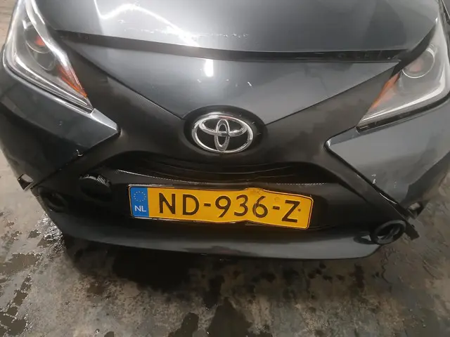 Toyota Aygo 1.0 VVT-i x-now - Frontschade 2017 Benzine 21