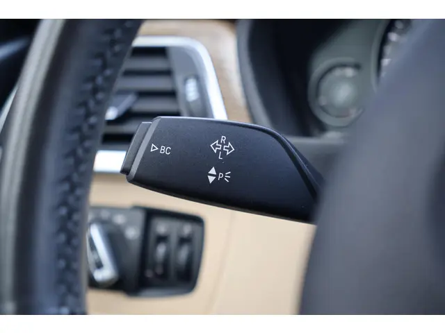 BMW 3 Serie 318i Luxury Edition 2019 Benzine 26