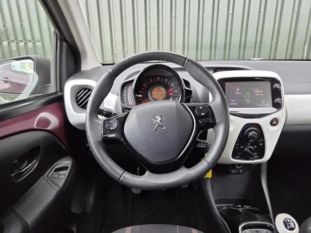 Peugeot 108 1.0 VTi Allure 2014 Benzine 12