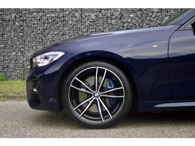 BMW 3 Serie 330i High Executive Edition 2019 Benzine 13