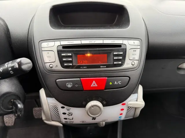 Peugeot 107 1.0 Envy 2013 Benzine 18