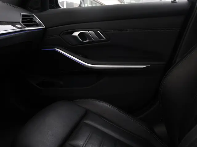 BMW 3 Serie Touring 330i High Executive 2021 Benzine 44