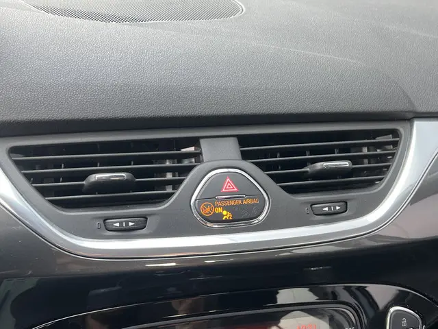 Opel Corsa 1.4 Cosmo 2015 Benzine 36