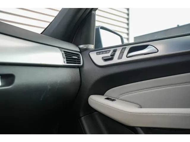 Mercedes-Benz M-Klasse 500 2013 Benzine 25