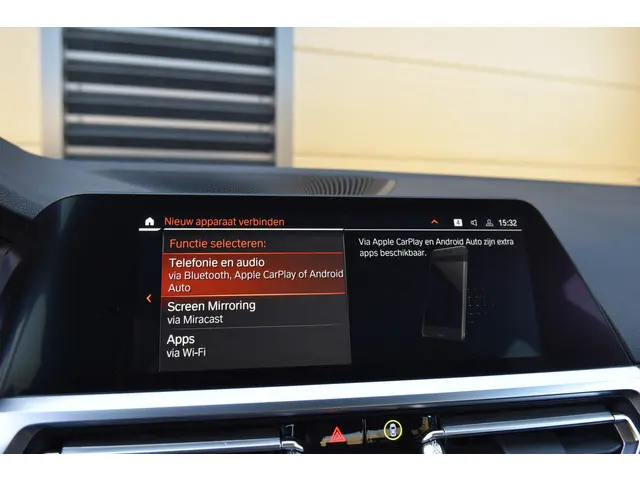 BMW 3 Serie 320i Executive Edition 2019 Benzine 16