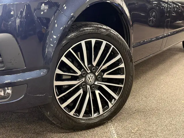 Volkswagen Transporter 2.0 TDI L2H1 DC 2018 Diesel 11