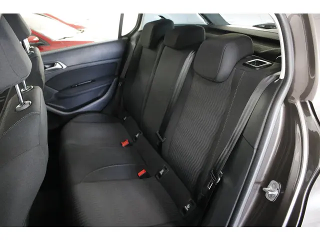 Peugeot 308 1.2 PureTech Blue Lease 110 PK. 2015 Benzine 6