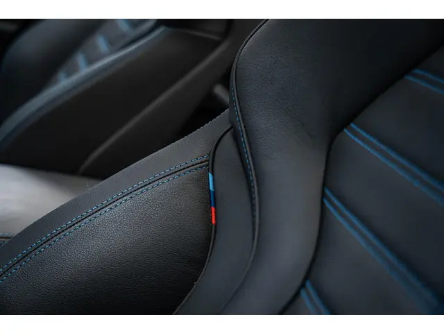BMW 3 Serie Touring 320i High Executive 2023 Benzine 32