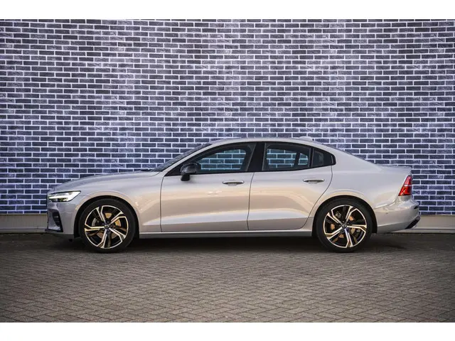 Volvo S60 2.0 B4 Plus Dark 2023 Benzine 4